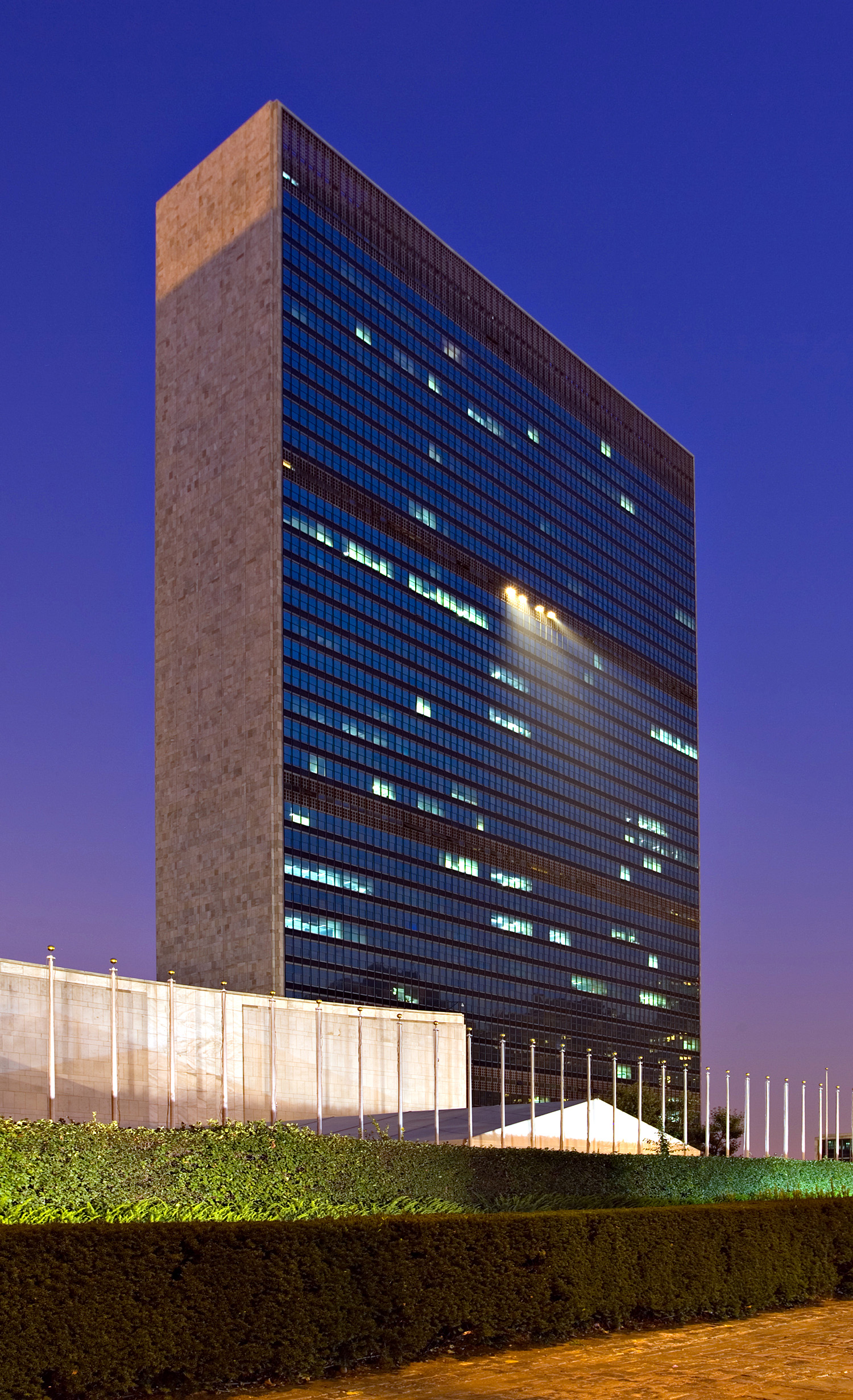 United Nations Secretariat Building, New York City - Night view from First Avenue. © Mathias Beinling